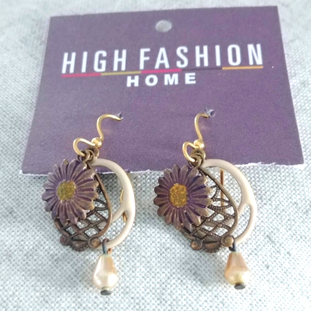 Victorian-style delicate layers purple flower & faux pearl small dangle earring